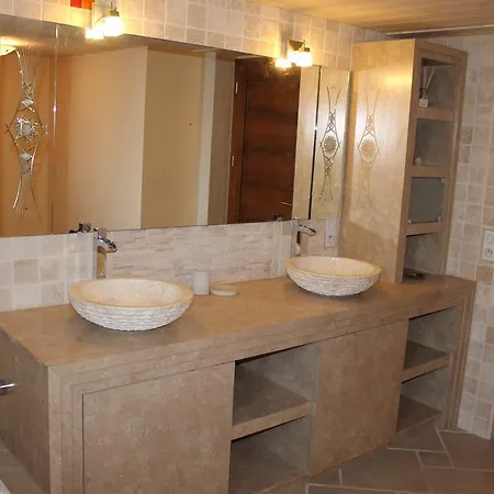 Domaine Les Trois Biches Bed & Breakfast 3*
